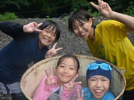 川で冷えた体をドラム缶風呂であたためよう