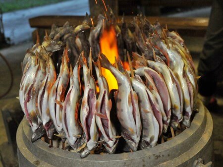 捕まえたヤマメを焼いて食べます