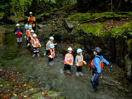 川の水は冷たーい