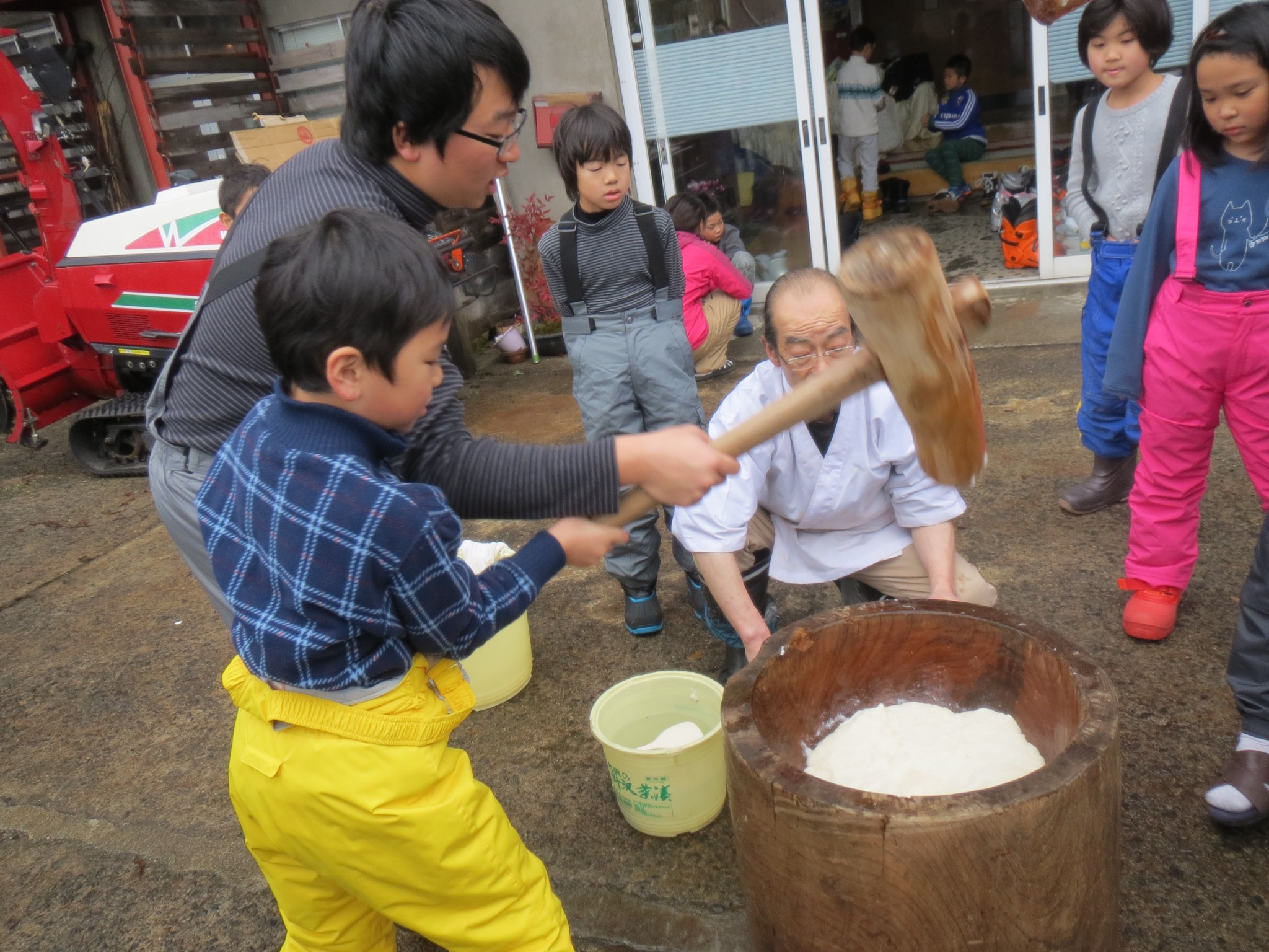 初春スキー体験でお餅つき