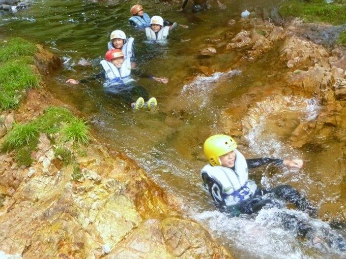 御母衣湖庄川で水遊び